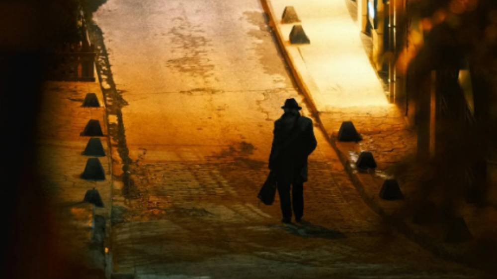 Köşe Başındaki Paltolu Adam